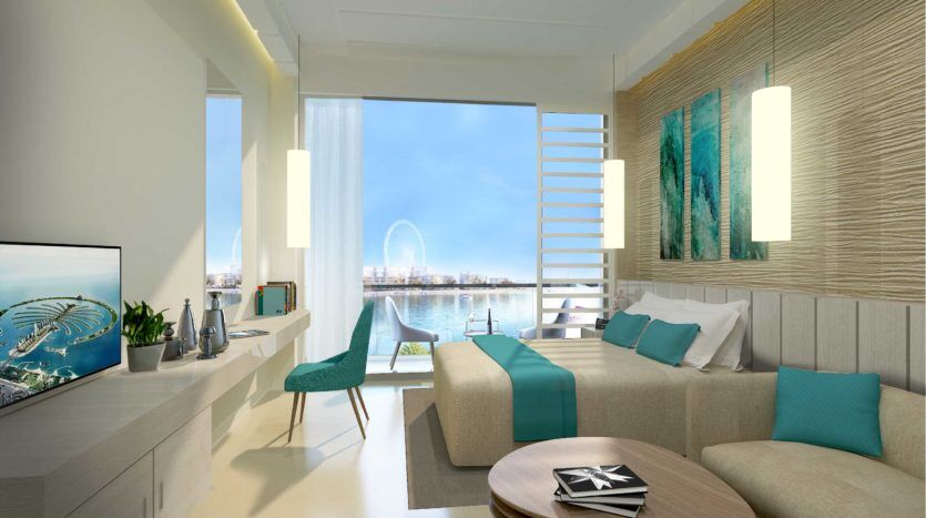 Un salon moderne avec une grande fenêtre donnant sur le paysage urbain côtier de Seven Palm, comprenant un canapé sectionnel, une table basse ronde et un bureau avec un ordinateur.