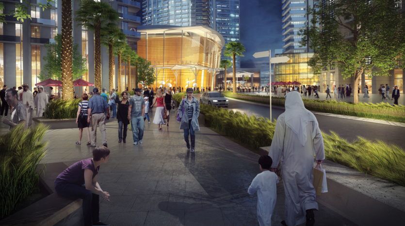 Une scène de rue piétonne animée au crépuscule sur Blvd Heights Dubai avec des gens divers marchant, discutant et un enfant pointant du doigt, au milieu de bâtiments modernes et d'une verdure luxuriante, sous un éclairage public chaleureux.