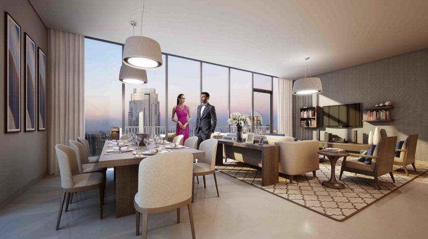 Une salle à manger et un salon modernes à Blvd Heights, à Dubaï, avec de grandes fenêtres offrant une vue sur la ville. Un couple se tient près de la table à manger et discute. La chambre présente une décoration élégante avec un éclairage subtil.