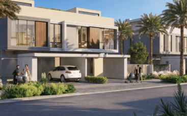 Eine moderne Wohnanlage in den Hügeln von Dubai mit geräumigen, zeitgemäßen Häusern mit großen Fenstern und Balkonen, die von üppigen Palmen umgeben sind. Menschen und ein Auto sind zu sehen, die eine lebhafte Nachbarschaftsszene darstellen.