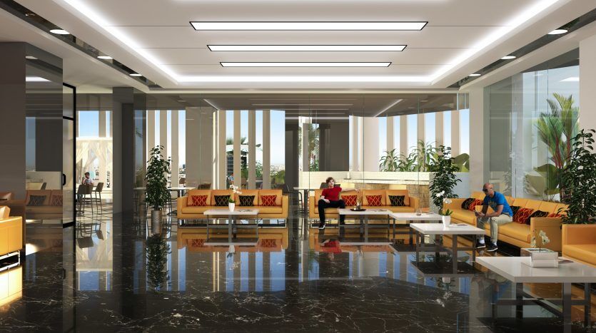 Un hall d'entrée spacieux et moderne avec des sols en marbre, des coins salons somptueux en bayz orange et crème, de grandes fenêtres et des gens assis et discutant. La décoration comprend des plantes d'intérieur et des plafonniers élégants.
