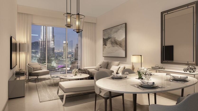 Salon moderne au crépuscule avec vue sur le paysage urbain de Dubaï à travers de grandes fenêtres, comprenant un coin salon confortable, une table à manger élégante et une décoration de bon goût.