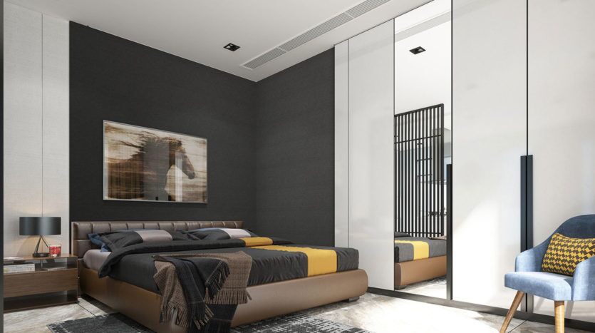 Chambre contemporaine avec un mur d'accent gris foncé, un lit king-size avec une literie jaune et grise, un fauteuil bleu et des œuvres d'art murales abstraites dans la tour carrée. Style lumineux et minimaliste avec un design élégant