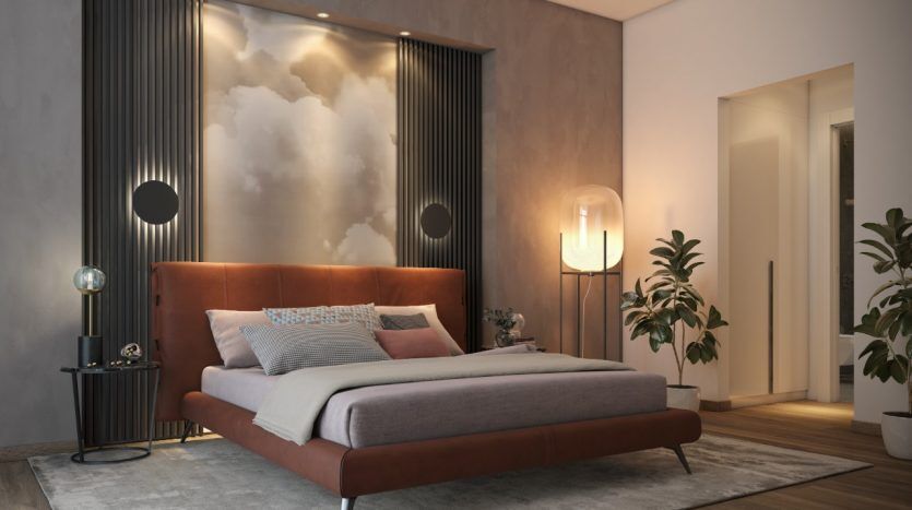 Chambre moderne comprenant un grand lit avec une tête de lit orange brûlé, des murs gris et un mur d'accent spectaculaire imprimé de nuages inspiré de l'esthétique du Panthéon Elysée. La pièce comprend des lampes élégantes et