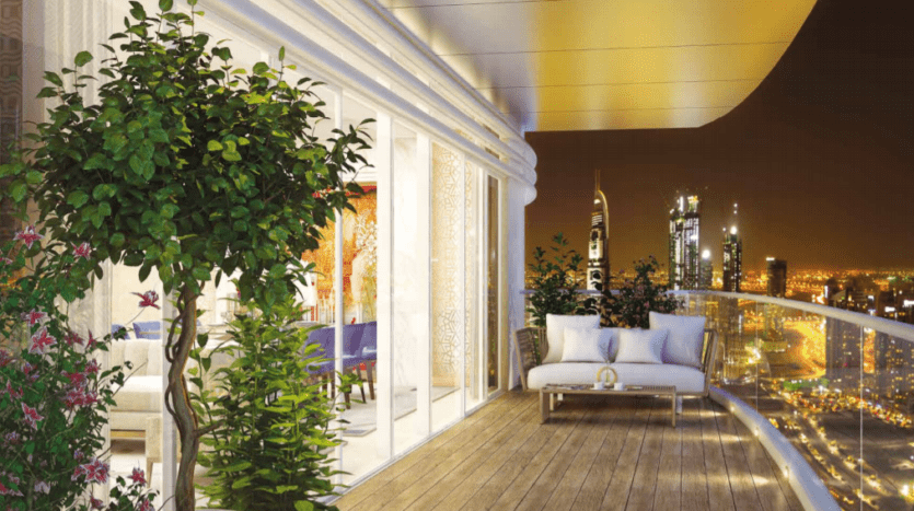 La nuit, un balcon luxueux comprend des sièges moelleux, des plantes en pot et une vue panoramique sur les toits de la ville bien éclairés d'Imperial Avenue.
