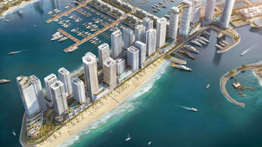 Vue aérienne d'un paysage urbain côtier moderne avec des immeubles de grande hauteur le long d'une plage de sable au bord de la plage d'Elie Saab Emaar, avec une marina pleine de bateaux et des eaux bleues claires environnantes