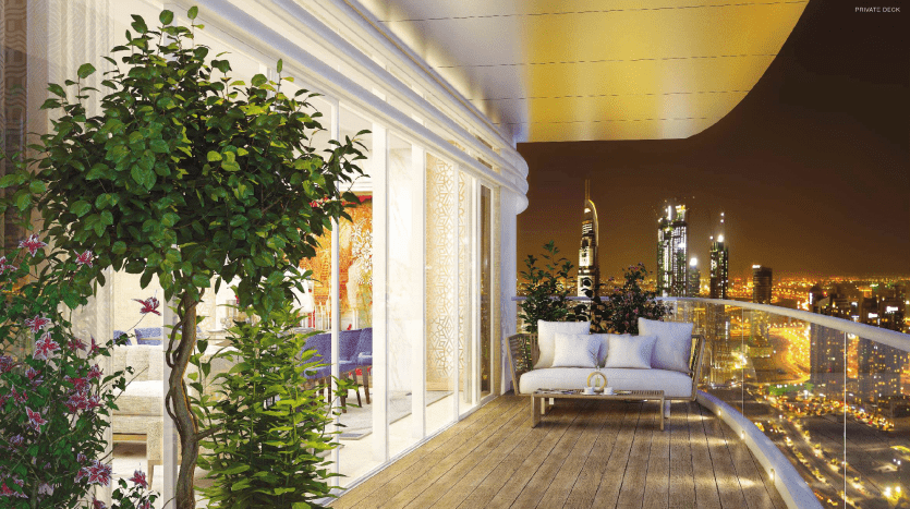 Un balcon luxueux dans un appartement de Dubaï la nuit, doté d'un canapé blanc et de plantes vertes luxuriantes, avec une vue sur l'horizon illuminé de la ville en arrière-plan.
