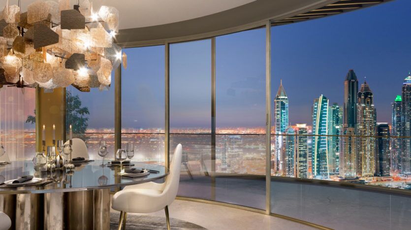 Une salle à manger élégante avec un mur de verre incurvé offrant une vue imprenable sur l'horizon illuminé de la ville au crépuscule. Un lustre élégant est suspendu au-dessus d'une table moderne dressée pour le dîner, faisant parfaitement écho à l'essence luxueuse
