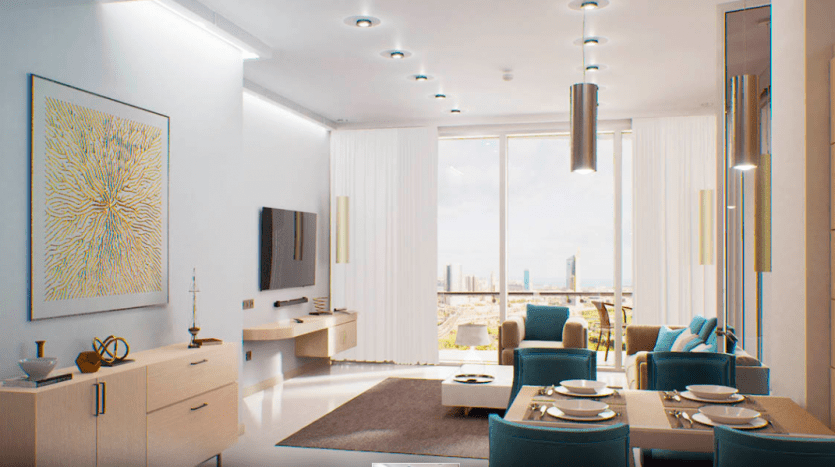 Un salon moderne avec de grandes fenêtres offrant une vue sur la ville, comprenant une console de divertissement en bois clair, des canapés bleu sarcelle, un coin repas et un éclairage décoratif.