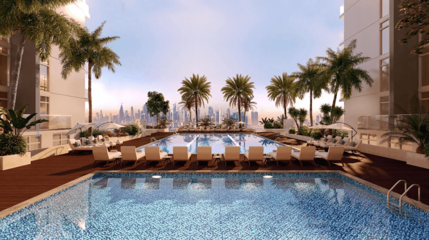 Piscine luxueuse sur le toit entourée de chaises longues et de palmiers avec Creek Vistas Dubai en arrière-plan au coucher du soleil.