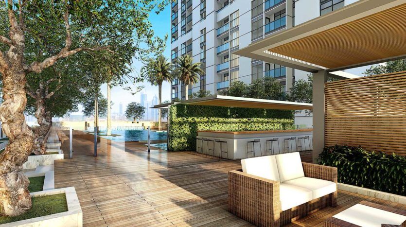 Zone résidentielle extérieure comprenant une piscine moderne avec des chaises longues, des allées en bois, une verdure luxuriante et des vues sur le ruisseau en arrière-plan.