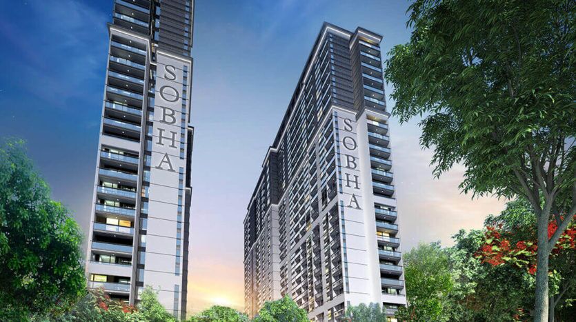 Deux immeubles modernes de grande hauteur, baptisés « Sobha Creek Vistas », se dressent sur un ciel crépusculaire, entourés d'une verdure luxuriante et un couple se promène dans le cadre serein du parc.
