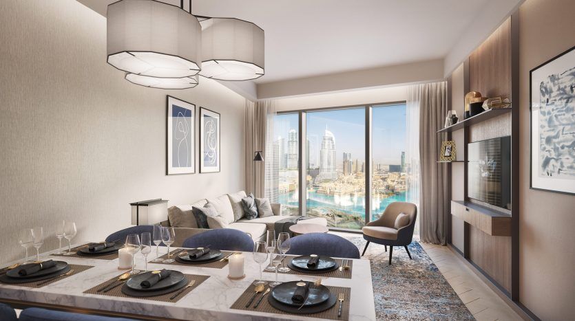 Une salle à manger moderne de l'Address Residences Dubai Opera, avec une table dressée pour quatre personnes, avec un décor élégant, de grandes fenêtres donnant sur les toits de la ville et des œuvres d'art élégantes sur les murs.