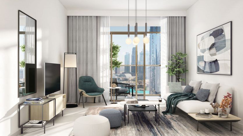 Un salon lumineux et moderne avec de grandes fenêtres offrant une vue sur Burj Crown. Comprend un canapé bleu, des chaises en forme de larme, une table basse ronde et une décoration esthétique.