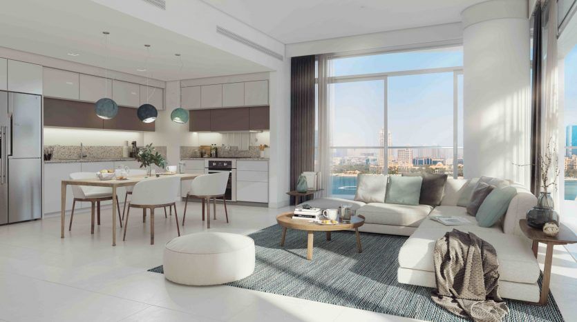 Salon d'appartement moderne et ensoleillé avec de grandes fenêtres offrant une vue sur la marina, comprenant un canapé sectionnel, un coin repas et une cuisine ouverte aux finitions contemporaines.