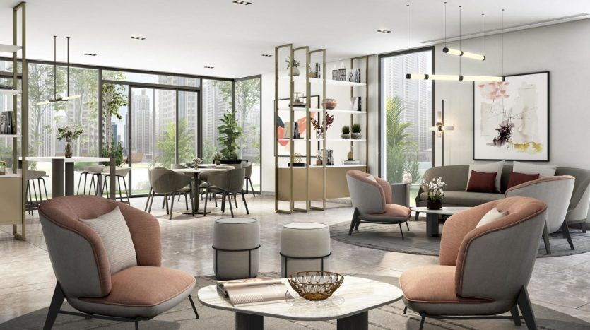 Salon moderne décloisonné avec des fauteuils moelleux, une table basse en verre et des œuvres d'art abstraites sur les murs. De grandes fenêtres offrent une vue sur les gratte-ciel Burj Crown, avec un coin repas
