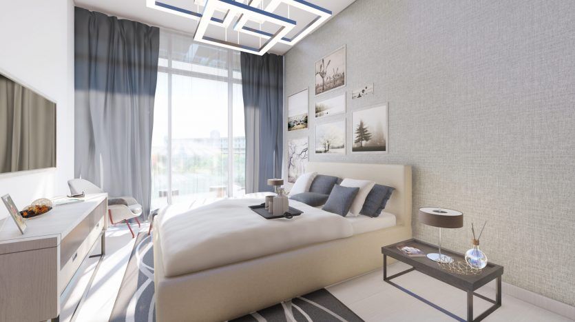 Intérieur de chambre moderne à Samanag Golf Avenue avec un lit soigneusement fait, un coin bureau avec un bureau et une chaise, des œuvres d'art encadrées sur les murs et de grandes fenêtres drapées de rideaux transparents, remplissant l'espace.
