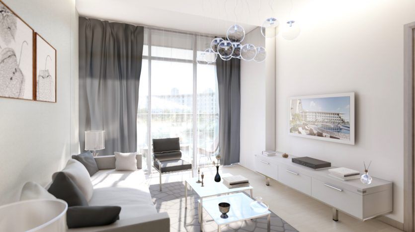 Intérieur de salon moderne avec une palette de couleurs neutres, comprenant une grande fenêtre avec des rideaux transparents, des sièges confortables, des œuvres d'art murales et une table basse en verre sous un lustre élégant à Samanag Golf Avenue