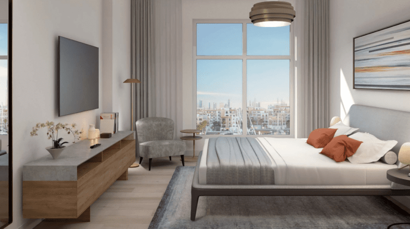 Chambre moderne et ensoleillée avec de grandes fenêtres donnant sur l'élégant port de la voile, comprenant un lit double, des meubles en bois, une télévision au mur et un coin salon avec un bras vert