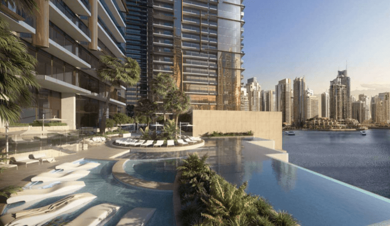 Un complexe urbain luxueux situé dans le Jumeirah Living Marina Gate, doté d'une piscine à débordement bordée de palmiers, surplombant les toits de la ville avec un mélange d'immeubles de grande hauteur modernes et un ciel dégagé.