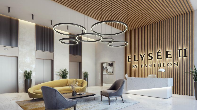 Un hall élégant au décor moderne avec un bureau de réception blanc, des canapés jaunes, des boiseries et des luminaires ovales élégants. Des pancartes indiquent "Panthéon Elysée 2".