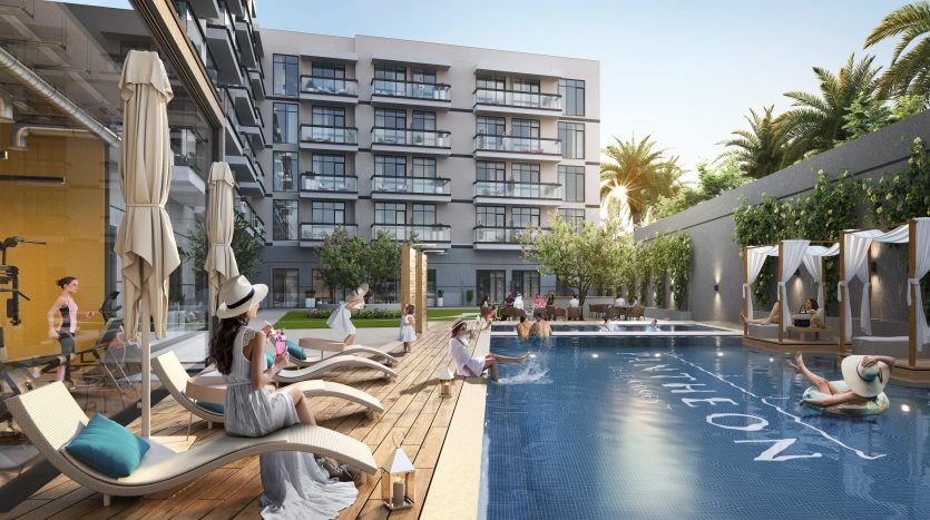 Espace piscine de l'hôtel de luxe avec des gens se relaxant sur des chaises longues, nageant et lisant sous des parasols. Bâtiment Panthéon Elysée 2 et palmiers en arrière-plan. Vibrant, ensoleillé