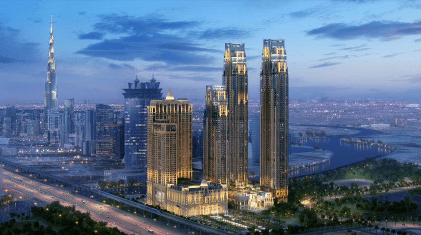 Une vue panoramique de la ville d'Al Habtoor au crépuscule, avec des gratte-ciel illuminés et l'imposante tour Amna en arrière-plan, sur laquelle se reflètent une rivière et les lumières de la ville.