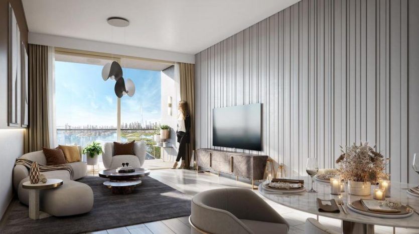 Salon moderne avec de grandes fenêtres offrant une vue sur la mer, doté d'un élégant canapé, de fauteuils et d'une télévision, avec une femme debout près de la fenêtre. Le décor comprend un éclairage doux et une couleur neutre