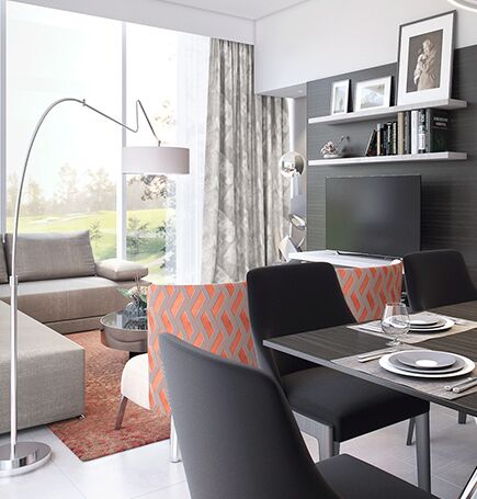 Salon moderne avec grande fenêtre à Kiara Damas Hills, comprenant un coin repas avec des chaises à motifs orange et un coin salon avec un canapé gris, une télévision et un lampadaire. Le décor comprend un cadre