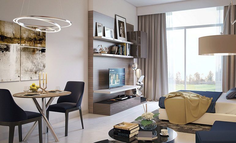 Salon moderne avec un mobilier élégant et de grandes fenêtres donnant sur les collines de Kiara Damansara. Les caractéristiques comprennent un lustre en anneau, une étagère décorée et un coin salon confortable.