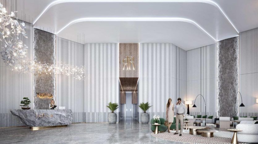 Un hall d'entrée élégant au design moderne avec des sols en marbre, des canapés blancs incurvés, un grand lustre et deux personnes conversant près d'une plante décorative à Dubaï.