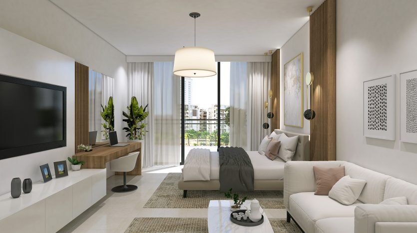 Intérieur de salon moderne dans Prime Residency 3 avec des tons blancs et neutres, comprenant un canapé, un fauteuil, une table basse, une télévision à écran plat, des plantes et des œuvres d'art, avec de grandes fenêtres et un