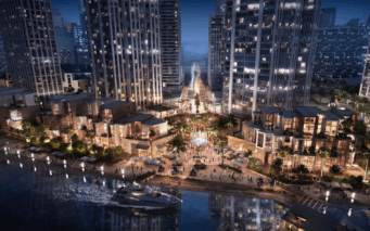 Une vue nocturne animée d'une promenade animée du front de mer du Peninsula Dubai, avec des immeubles modernes de grande hauteur, une place centrale éclairée avec une structure en forme de pyramide et des gens marchant tranquillement. Bateaux