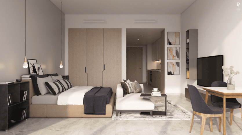 Une chambre moderne et élégante comprenant un grand lit avec une literie à rayures, un coin salon avec un canapé et des chaises, une télévision murale, des boiseries de Peninsula Select Group Dubai et des œuvres d'art de bon goût sur