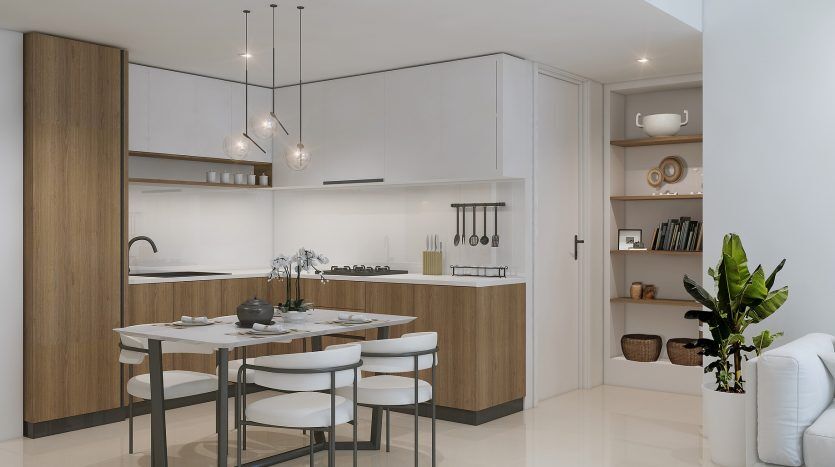 Cuisine et salle à manger modernes dans Prime Residency 3 avec armoires blanches et en bois, table à manger ronde pour quatre personnes, suspensions et plante décorative près d'un canapé. Lumineux et spacieux