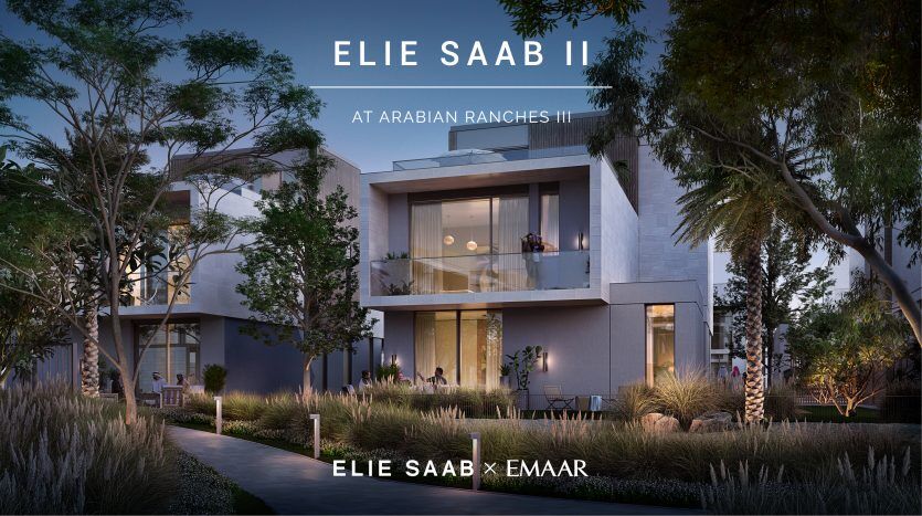 Une représentation artistique des maisons modernes de marque Elie Saab à Arabian Ranches III, comprenant des bâtiments à plusieurs étages bien éclairés avec de grandes fenêtres, entourés de jardins luxuriants et d'allées au crépuscule.