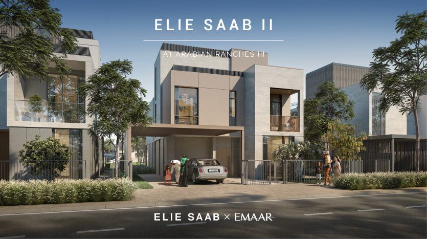 Complexe résidentiel luxueux dans Elie Saab Arabian Ranches, présentant un design architectural élégant. Les gens interagissent et une voiture est garée sous une allée ombragée. Une verdure luxuriante entoure la zone.