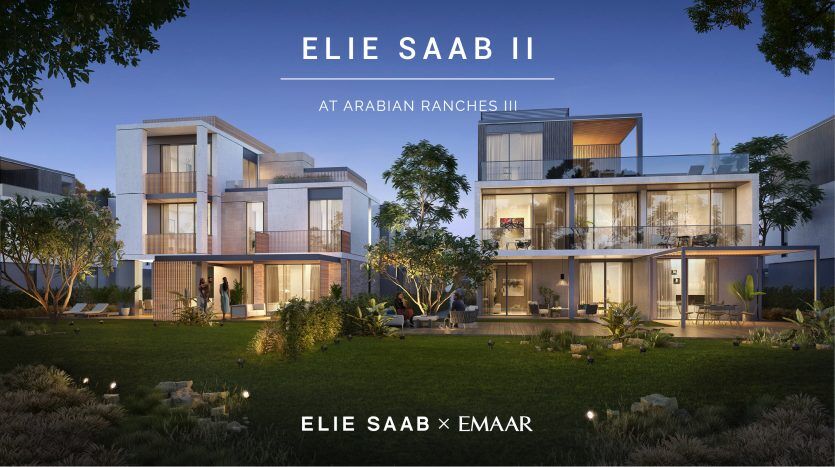 Rendu architectural des maisons de luxe d'Elie Saab à Arabian Ranches III, comprenant des maisons en duplex modernes avec de grandes fenêtres en verre, entourées de pelouses bien entretenues et d'un éclairage extérieur au crépuscule.