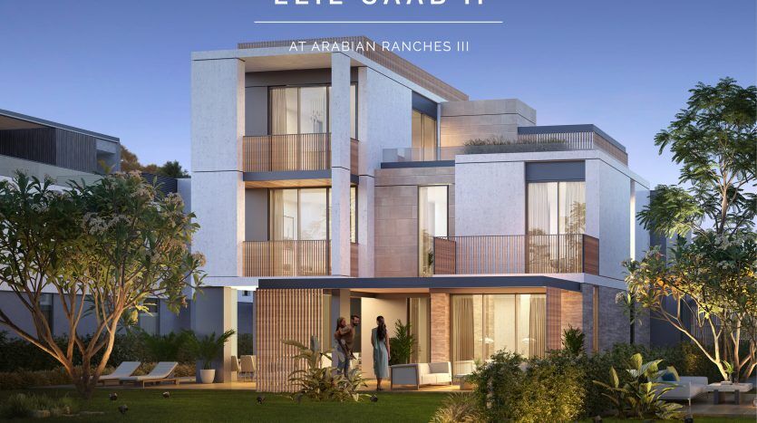 Villa de luxe moderne à Dubaï au crépuscule avec une façade en verre, un jardin luxuriant, un éclairage extérieur et une personne debout près de l'entrée. Les superpositions de texte incluent "Elie Saab II à Arabian Ranches III