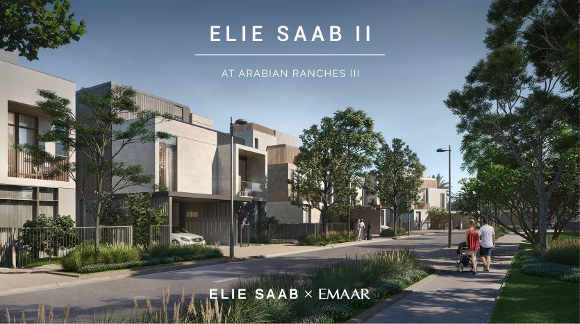 Une image promotionnelle pour Elie Saab à Arabian Ranches III, représentant des bâtiments résidentiels modernes avec des gens se promenant le long d'un sentier paysager luxuriant.