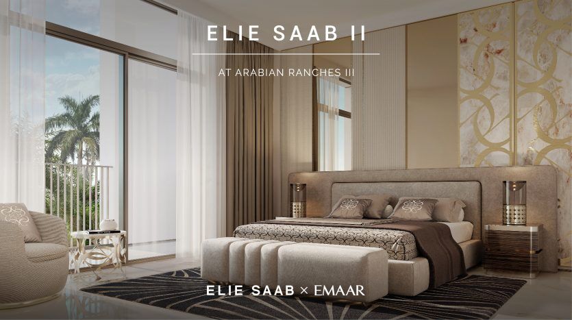 Intérieur de chambre luxueux conçu par Elie Saab à Arabian Ranches III, comprenant un grand lit avec une literie moelleuse, une décoration élégante et des baies vitrées avec vue sur la verdure extérieure