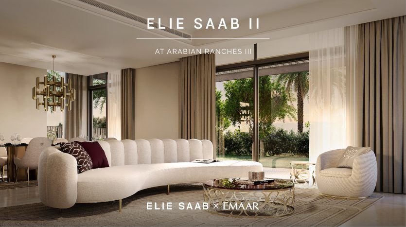 Luxueuse villa à Dubaï conçue par Elie Saab, comprenant un canapé blanc courbé, une table basse en verre moderne, une décoration élégante et une vue sur une verdure luxuriante à travers de grandes fenêtres, avec des superpositions de texte
