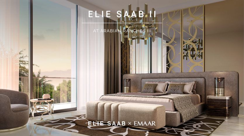 Intérieur de chambre luxueux comprenant un grand lit avec une literie élégante, des chaises modernes et des accents dorés élaborés, donnant sur un paysage serein. Superposition de texte : "Elie Saab II à Arabian Ranches - El