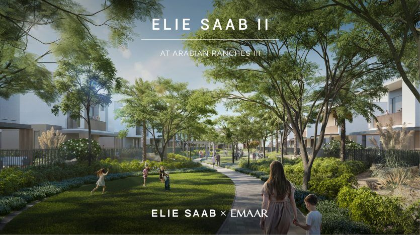 Rendu d'un quartier résidentiel luxuriant intitulé "Elie Saab at Arabian Ranches", montrant des gens se promenant et des enfants jouant au milieu de maisons modernes et d'un aménagement paysager verdoyant.