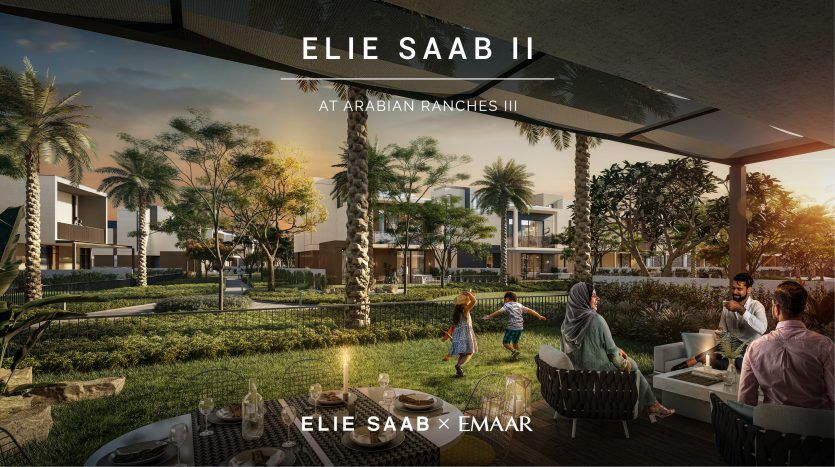 Cadre résidentiel extérieur luxueux au coucher du soleil avec des gens socialisant et des enfants jouant, doté d'un mobilier élégant et d'une verdure luxuriante, étiqueté "Elie Saab à Arabian Ranches III.