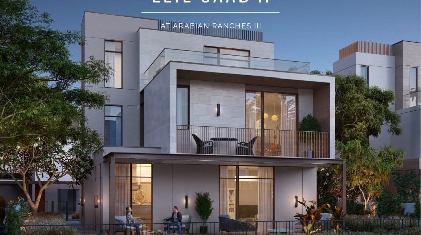 Maison de luxe à deux étages au crépuscule avec un design moderne et un éclairage chaleureux. Cette chambre dispose de grandes fenêtres, d'un balcon et de personnes assises à l'extérieur. Étiqueté "Elie Saab à Arabian Ranches III.