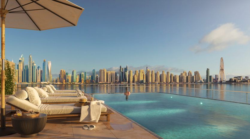 Une luxueuse piscine à débordement sur le toit surplombant les toits de la ville moderne de Dubaï au lever du soleil, avec un homme debout dans l'eau, des chaises longues sous un parasol et un ciel bleu clair.