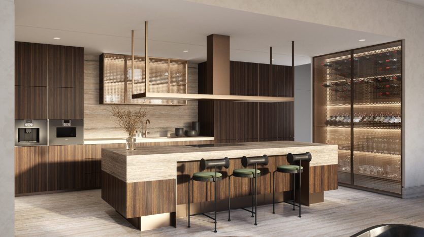 Intérieur de cuisine moderne avec armoires en bois, un îlot central avec tabourets de bar, électroménagers encastrés et un grand réfrigérateur à vin. L'éclairage à six sens ajoute de la chaleur à l'espace.