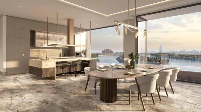 Cuisine et salle à manger luxueuses et modernes avec sols en marbre, armoires en bois élégantes et une longue table ovale dressée pour six sens, donnant sur une grande fenêtre avec vue sur le paysage urbain au coucher du soleil.