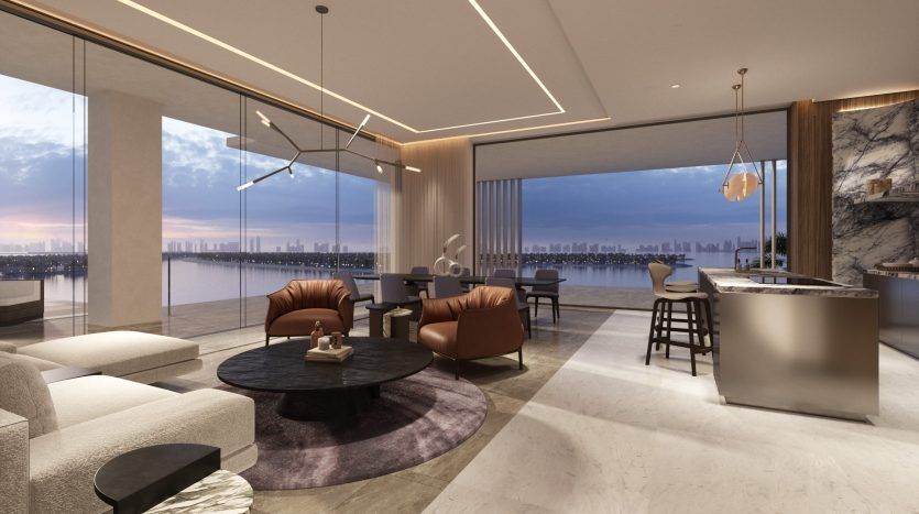 Un salon luxueux avec un mobilier moderne et des baies vitrées offrant une vue panoramique sur les toits de Dubaï au coucher du soleil, idéal pour ceux qui cherchent à investir à Dubaï.